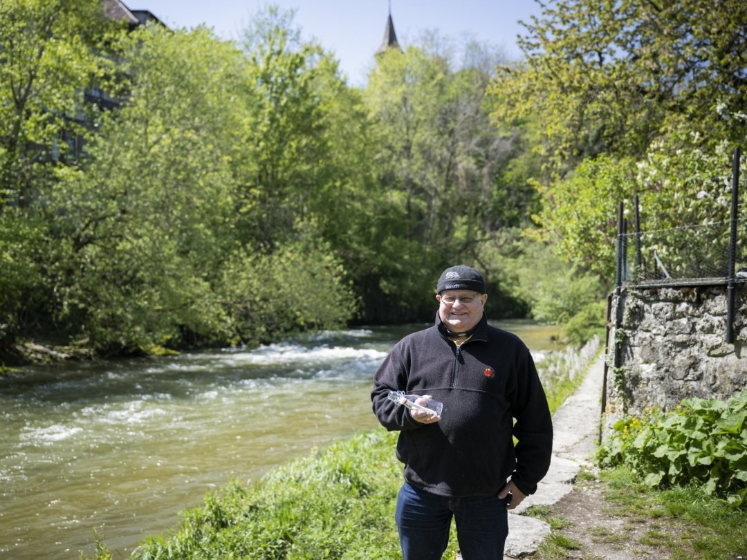 C'est à cet endroit que Mario Stefani, accompagné de ses copains, jetait des messages dans l'Areuse, alors qu'il avait 11 ans. Il reconstitue la scène pour nous, 65 ans plus tard.