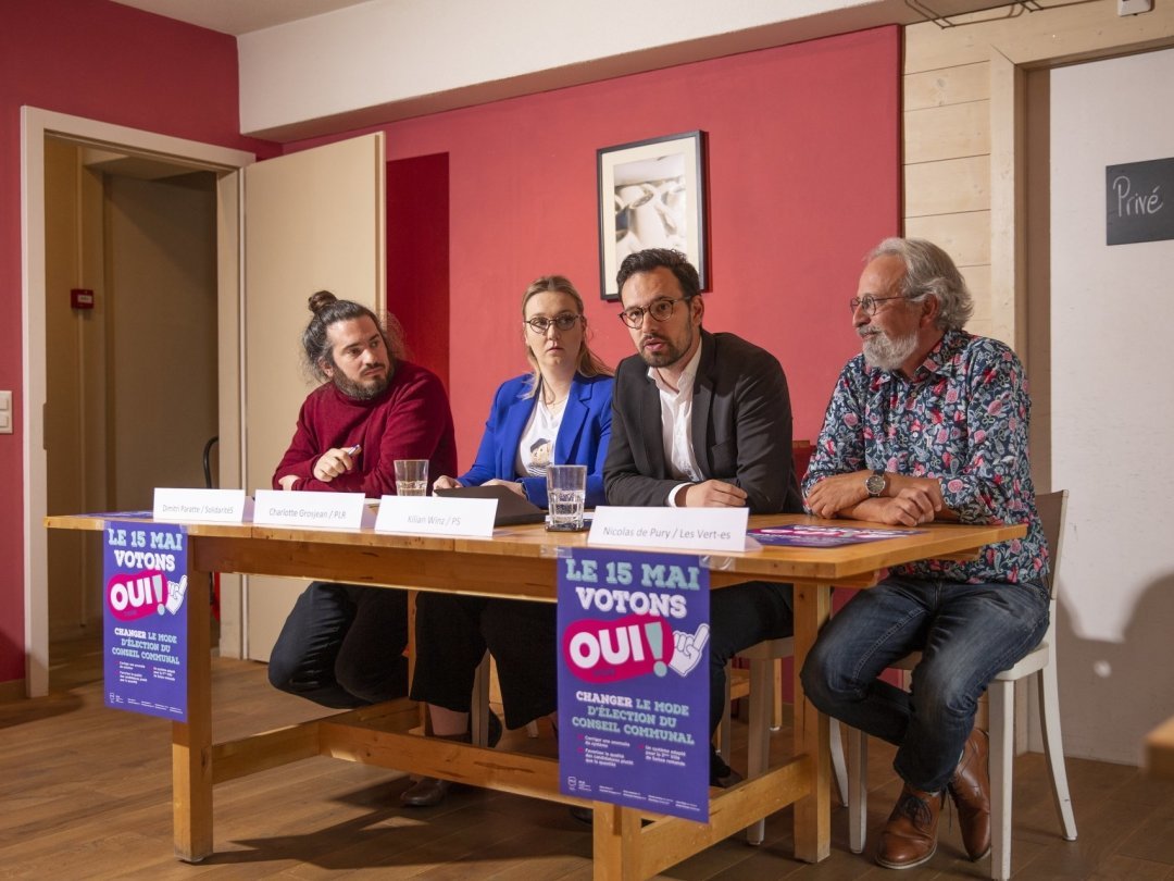 Dimitri Paratte (Solidarités), Charlotte Grosjean (PLR), Kilian Winz (PS) et Nicolas de Pury (Vert-e-s), tous unis pour le système majoritaire.
