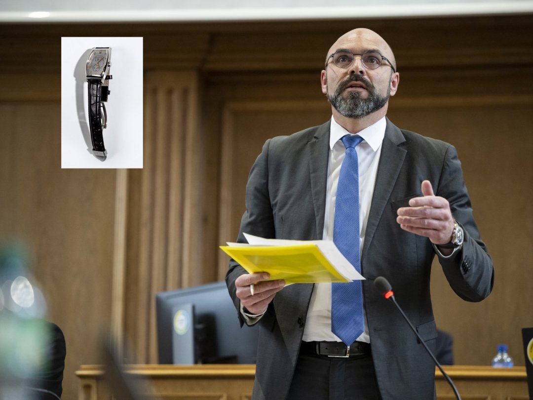 Le conseiller d'Etat Laurent Favre offre une montre mécanique de série limitée pour une vente au profit de la Croix-Rouge suisse.