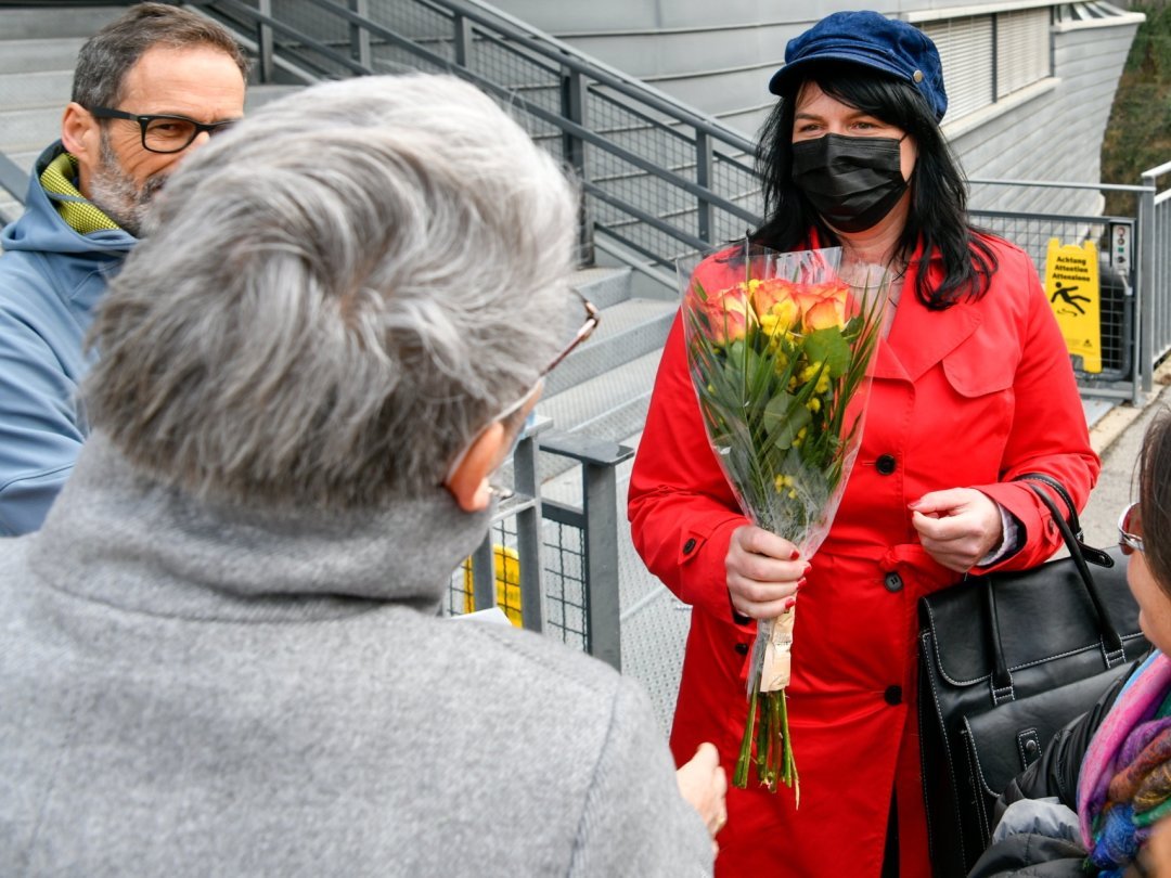 Sandra Ibar accueillie par des sympathisants devant les locaux de la police neuchâteloise avant son interrogatoire du 5 mars 2021.