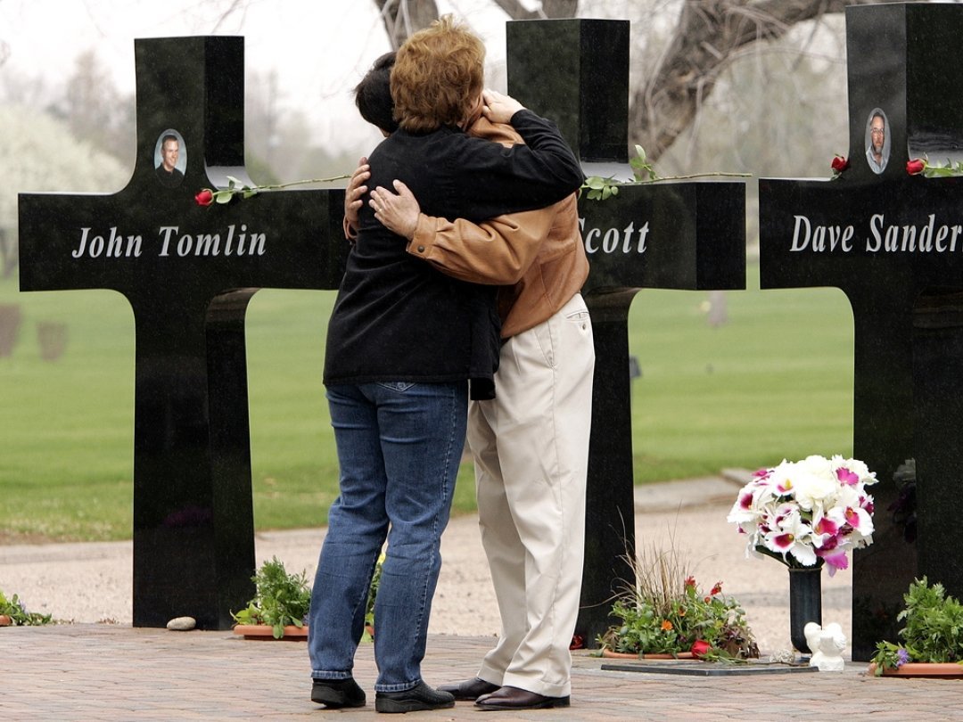 Une famille se recueille sur les tombes des 13 personnes tuées au lycée Columbine, en 1999.