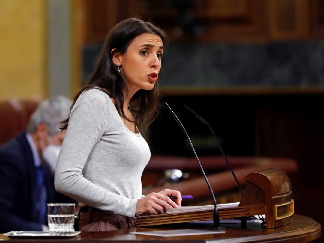 "C'en est fini d'aller au travail avec les douleurs, de devoir se gaver de comprimés avant d'aller au travail ou de devoir cacher notre douleur", a déclaré la ministre de l'Egalité Irene Montero.