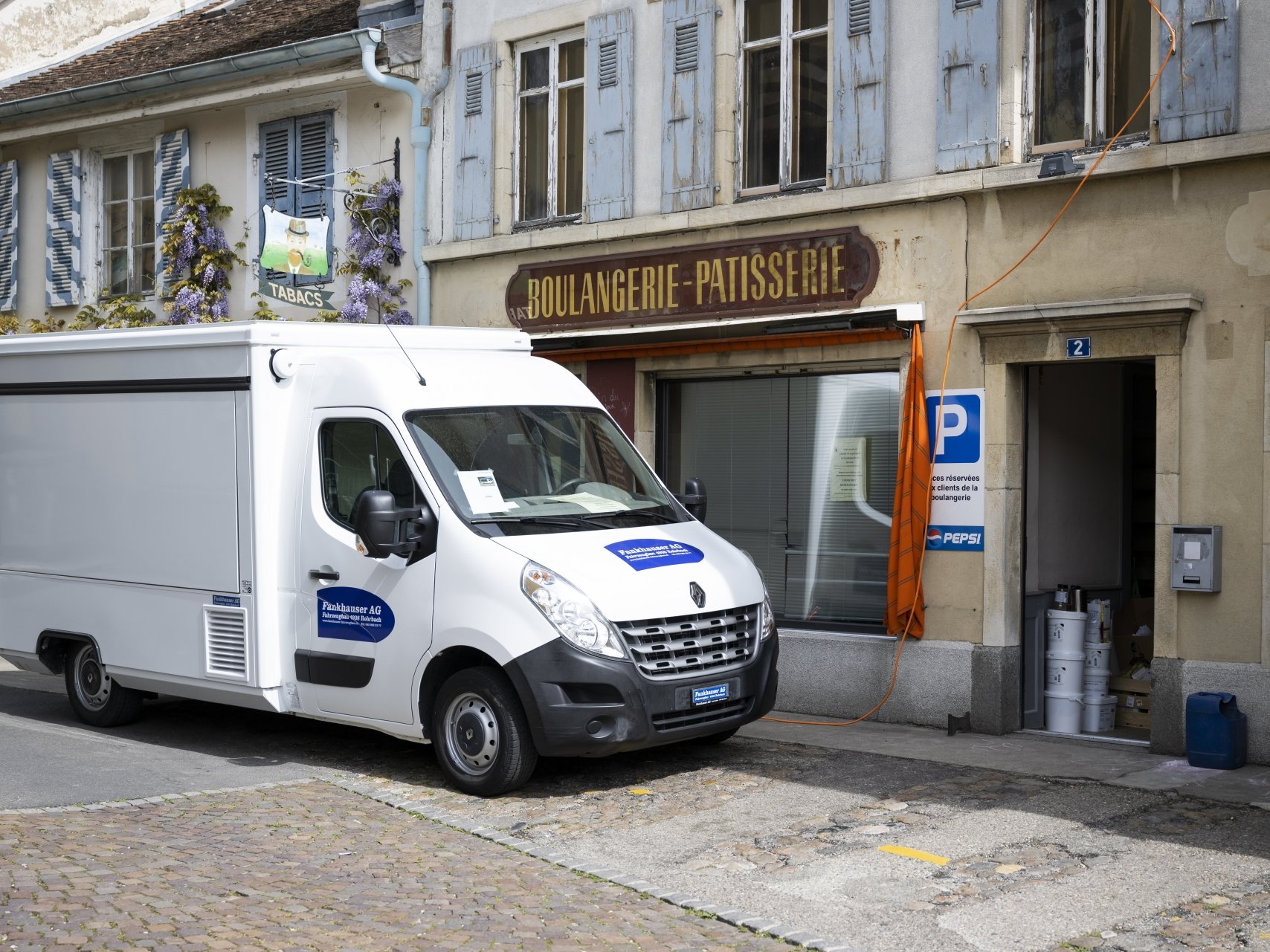 Le véhicule de vente du Fournil de Pierre devant la boulangerie de Bevaix.