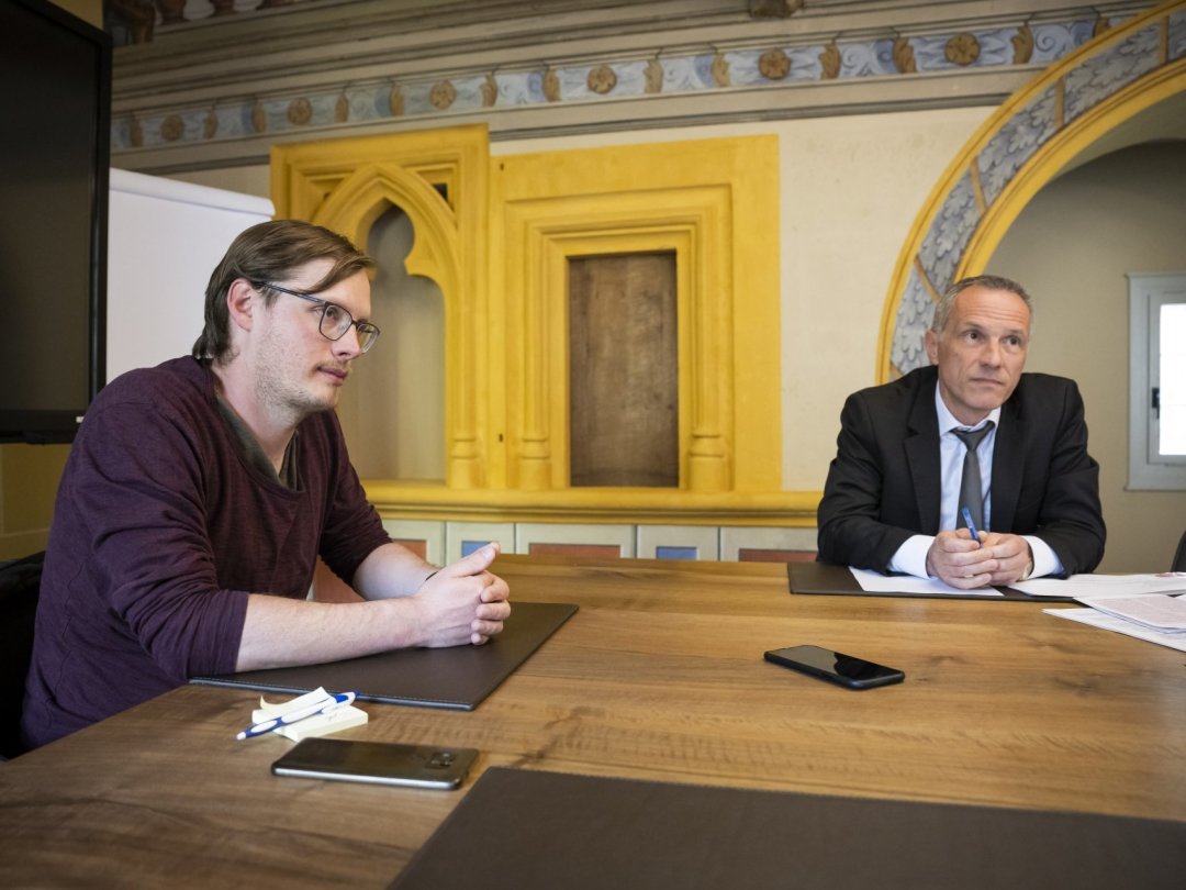 Le député POP Julien Gressot en débat avec le conseiller d'Etat Laurent Kurth au sujet de l'initiative sur l'imposition de la fortune.
