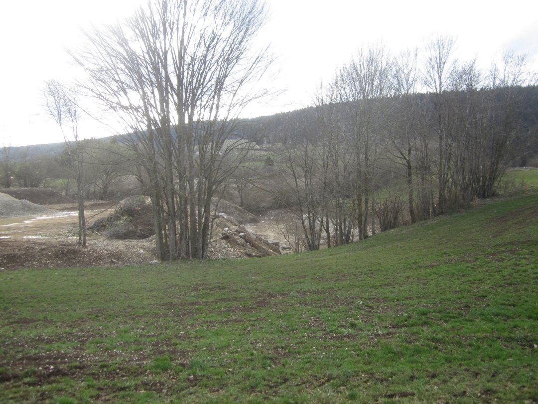 En 2018, Canton et Commune des Verrières ont été avertis par Pro Natura et l'Institut suisse de spéléologie et de karstologie du dépôt illégal de déchets de chantier.