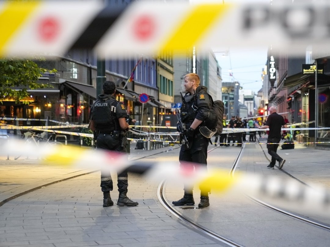 La fusillade s'est produite aux alentours de 01h00 locale en trois endroits rapprochés, dont un bar gay, en plein centre de la capitale norvégienne.