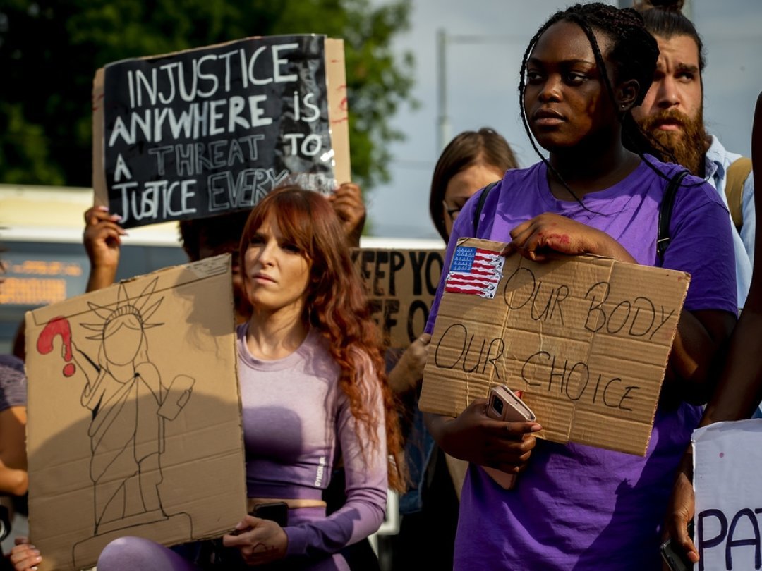 Des manifestations ont eu lieu dans le monde entier après la révocation du droit fédéral à l'avortement par la Cour suprême des Etats-Unis le 24 juin dernier. Ici, quatre jours plus tard, à Genève.