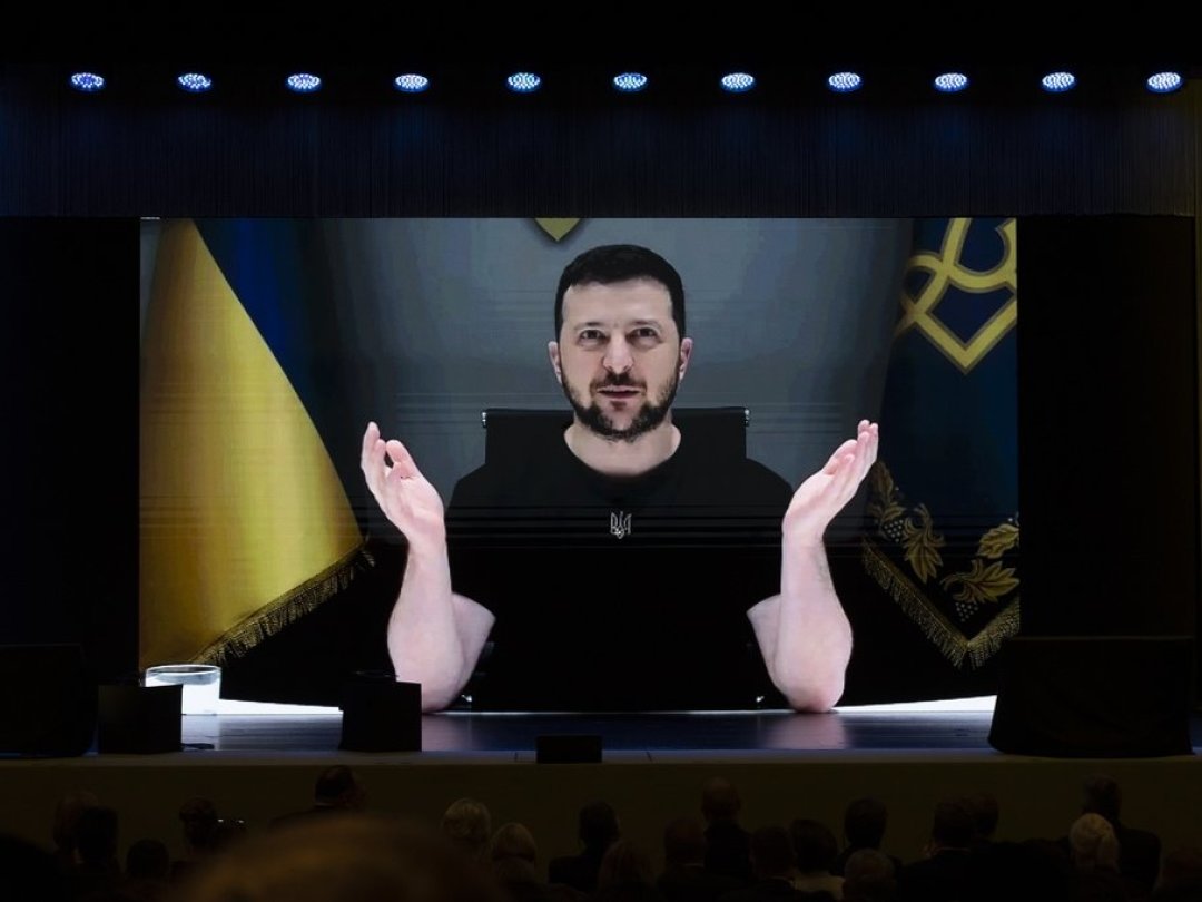 Volodymyr Zelensky s'adresse au participants de la conférence de Lugano sur un écran géant. Alors qu'il a été élu pour lutter contre la corruption, son nom avait été cité dans les "Pandora Papers".