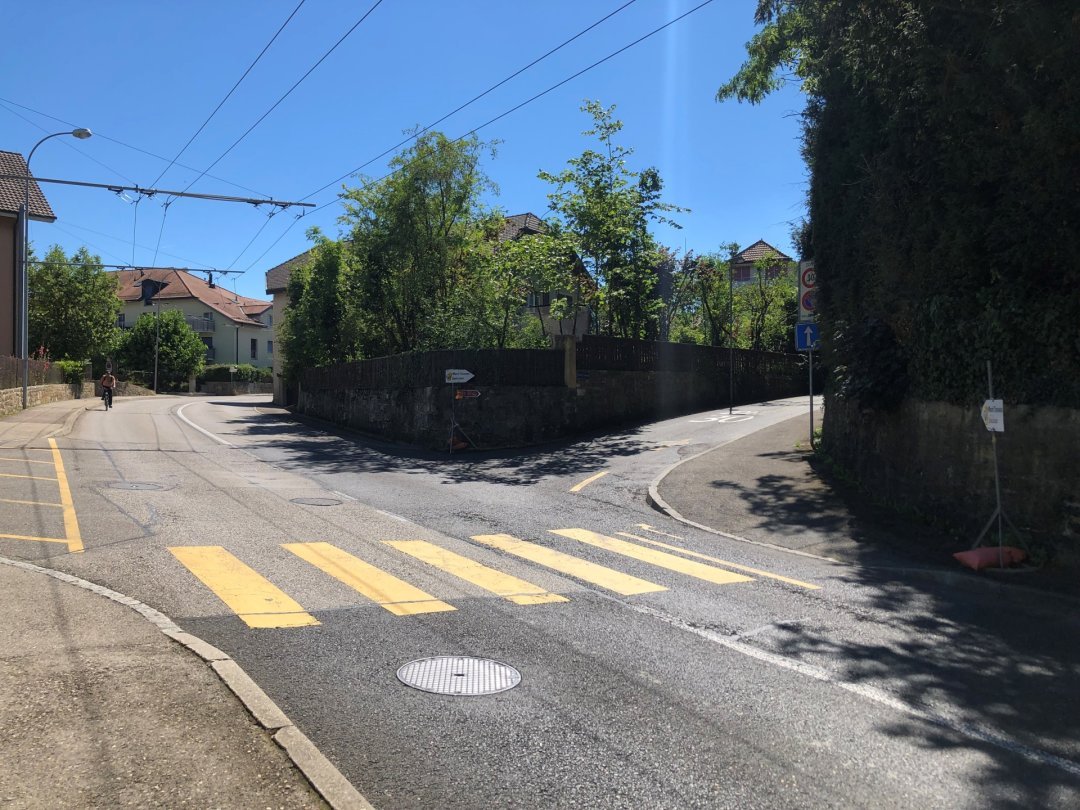 Selon cet automobiliste, le croisement des rues Louis-de-Meuron et Foinreuse est "dangereux", car il faut effectuer un virage très large pour avoir une bonne visibilité.