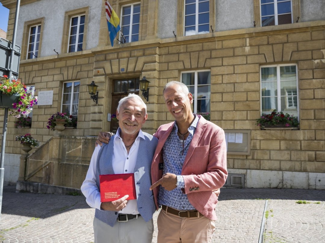Alain Bovey (à gauche) et Christian Kuffer se sont mariés à l'Etat civil de Boudry.