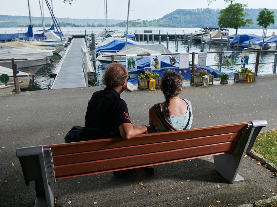 Depuis plus de 5 ans, Robi Schläfli, ici avec son épouse Christiane, vient tous les soirs se recueillir au port de La Neuveville, sur les lieux du drame.