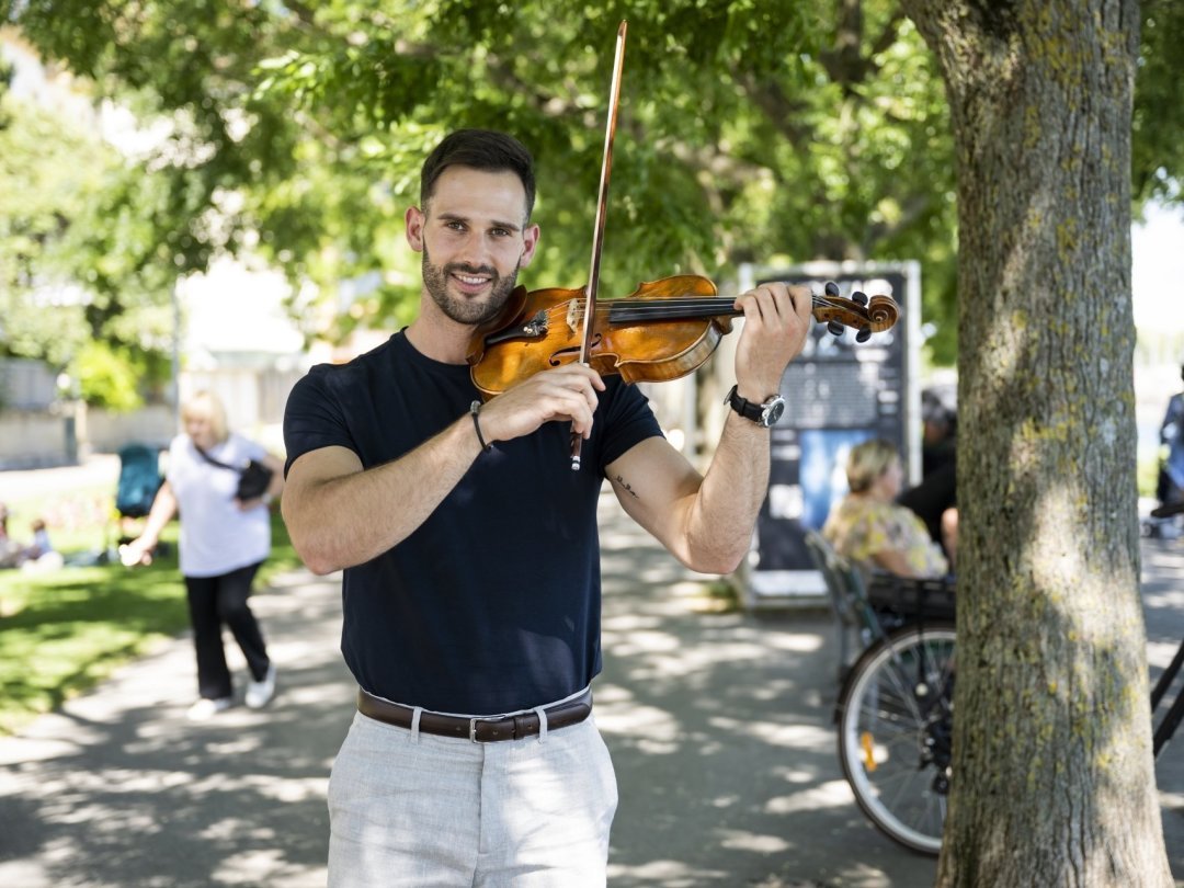 Juste avant de gagner le concours de Mister Suisse  francophone, Marcel Ignacio a obtenu son master de violon.