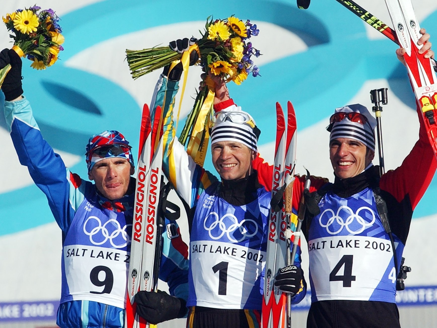 Raphaël Poirée, médaillé d’argent, à gauche, Ole Einar Bjoerndalen, médaillé d’or, au centre, et le médaillé de bronze Ricco Gross sur le podium après la poursuite masculine de biathlon de 12,5 km aux Jeux olympiques d’hiver en 2002.