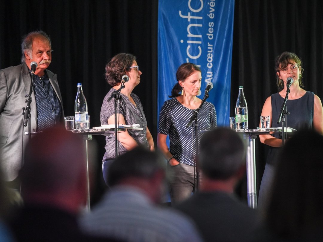 Les experts ont parlé d'eau ce jeudi 23 juin au Spelaion Forum de La Chaux-de-Fonds. De gauche à droite: Stéphane Rosselet, Myriam Robert, Céline Barrelet et Aude Jarabo.