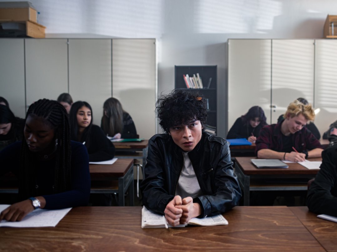 Dans ce clip vidéo tourné à Cernier, le jeune Alex est pris d'une crise d'angoisse en plein cours.