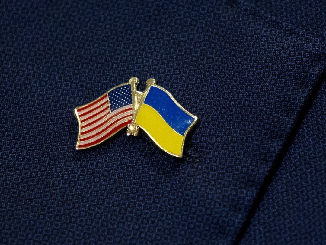 Les drapeaux nationaux des États-Unis et de l'Ukraine sur le revers de la veste d'un sénateur américain.