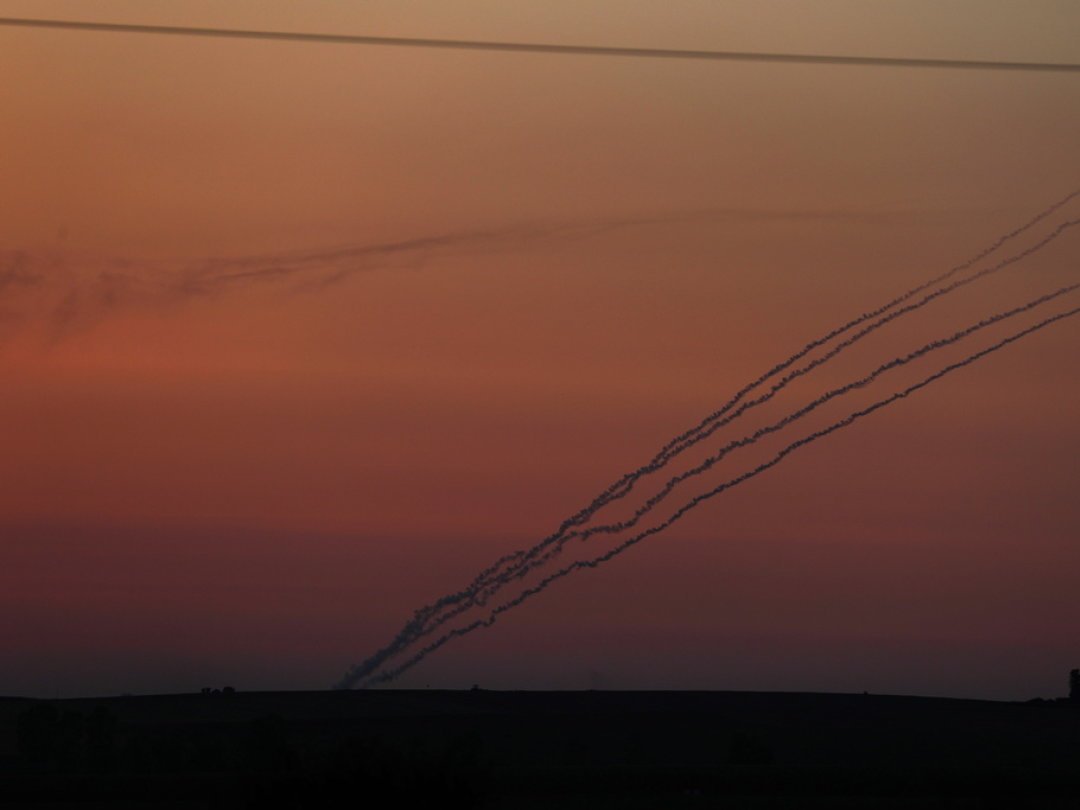 Alors que des roquettes déchiraient toujours le ciel entre la bande de Gaza et l'Israël dimanche, un accord pour une trêve aurait été accepté des deux côtés.