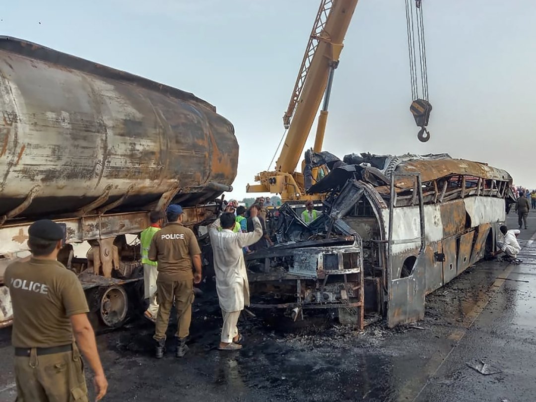 Les accidents mortels sont fréquents dans les transports au Pakistan du fait de routes délabrées, de véhicules mal entretenus et de conduite imprudente.