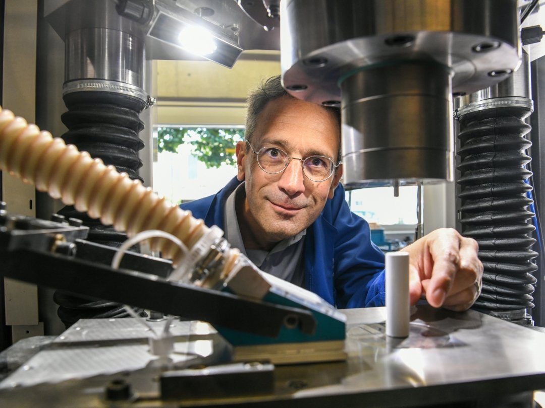 Gilles Robert, directeur général de Ceramaret depuis 2017, prend la pose dans les locaux de l'entreprise.