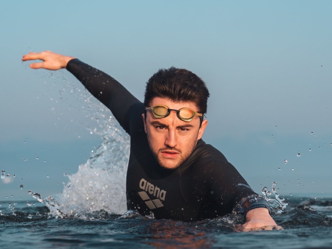 Noam Yaron, 25 ans, est un nageur vaudois d'ultra endurance qui pratique son sport dans le but d'améliorer la qualité de nos eaux lacustres.