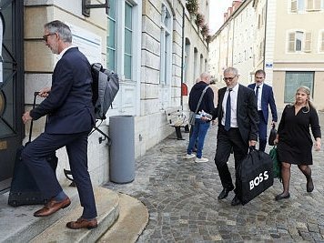 Arrivée des avocats des deux parties, ce mercredi 31 août, à l'hôtel-de-ville de La Chaux-de-Fonds, où se déroule le procès.