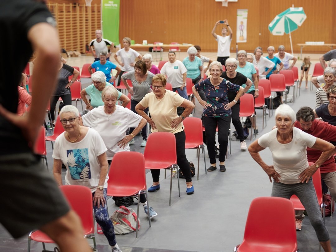 Elles et ils étaient 85 à suivre le cours de gymnastique du programme «Ça bouge à la maison», dans la salle de la Riveraine.