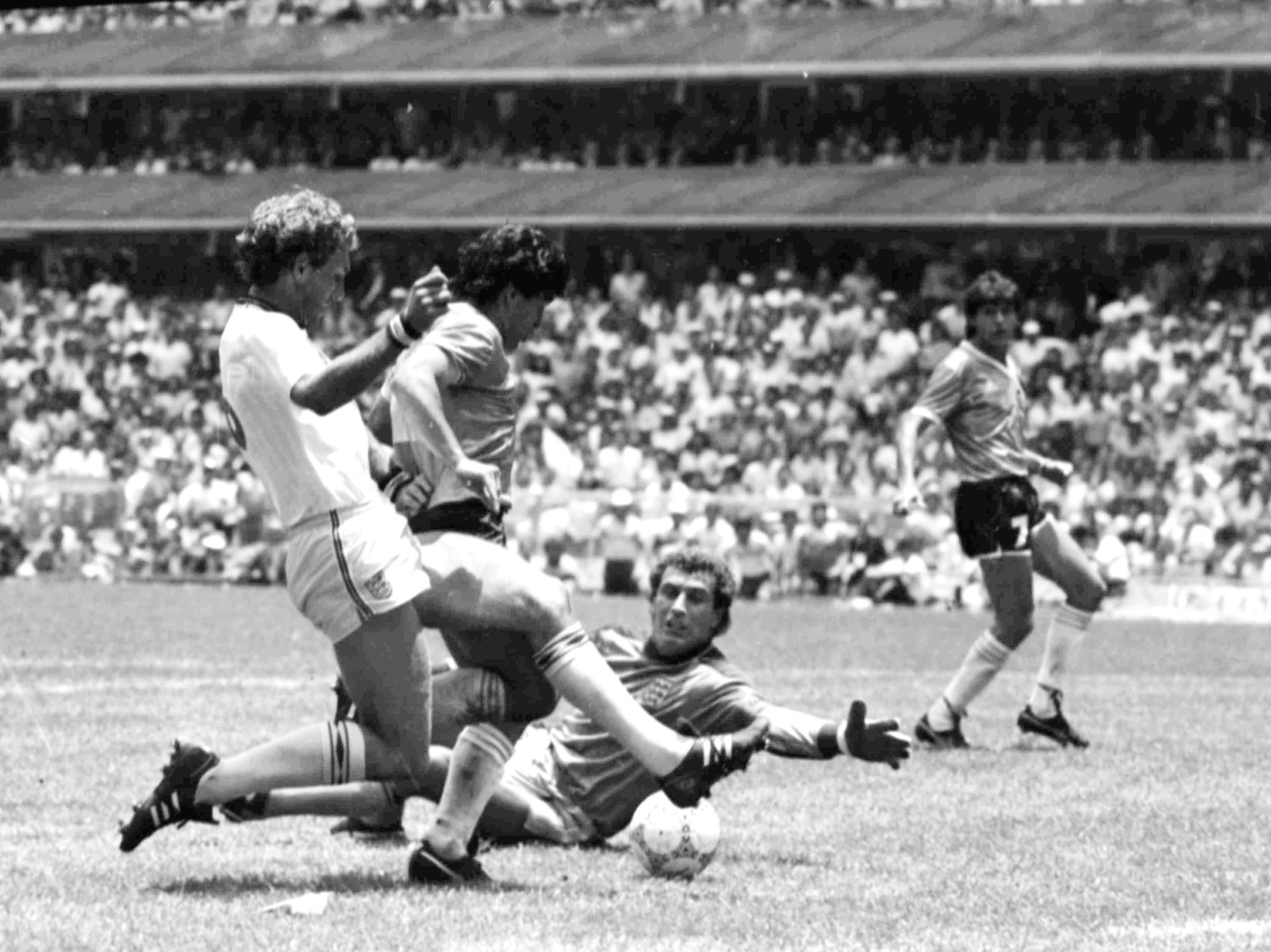 Le capitaine argentin élimine le gardien Shilton et propulse le ballon au fond des filets. Il conclut une action de légende.