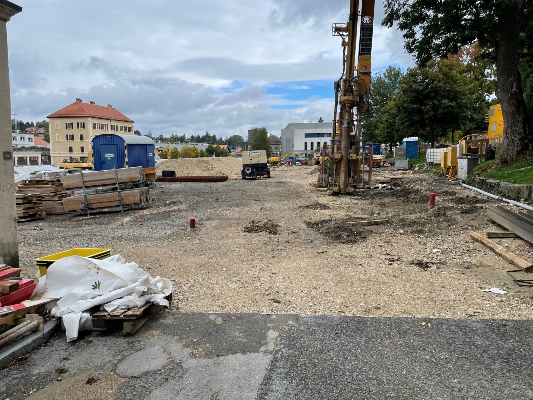 Les travaux de soutènement du futur parking couvert de la Place des Forains sont suspendus depuis début septembre.
