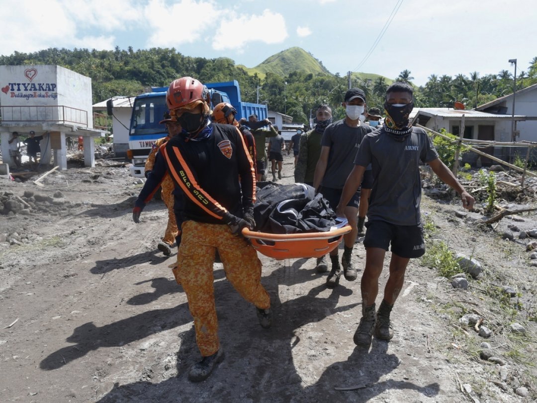 Les secouristes à pied d'oeuvre dimanche dernier, dans la région de Datu Odin Sinsuat, dans le sud des Philippines.