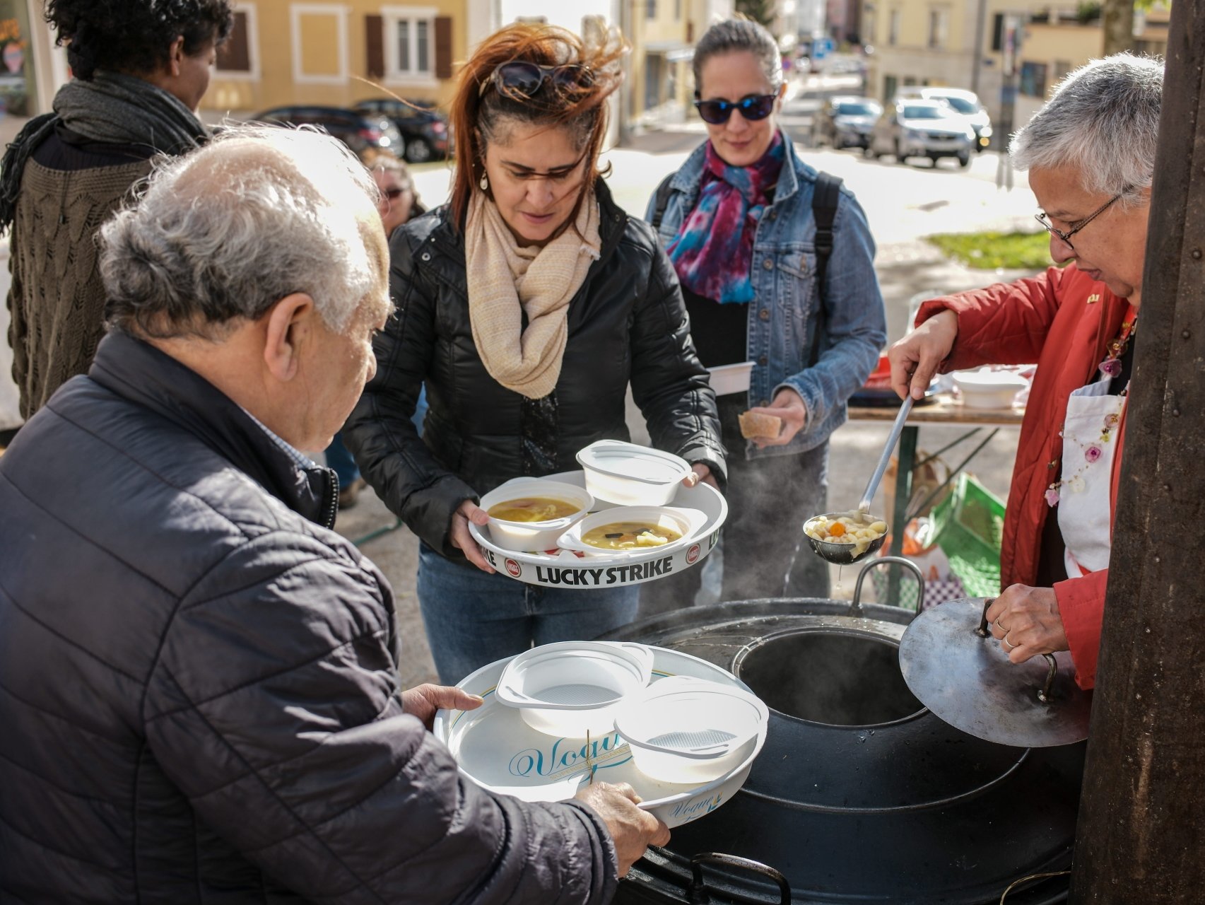 Dans de nombreuses légendes, la «soupe au caillou» – ici en 2019 à La Chaux-de-Fonds –  illustre le principe d'entraide.