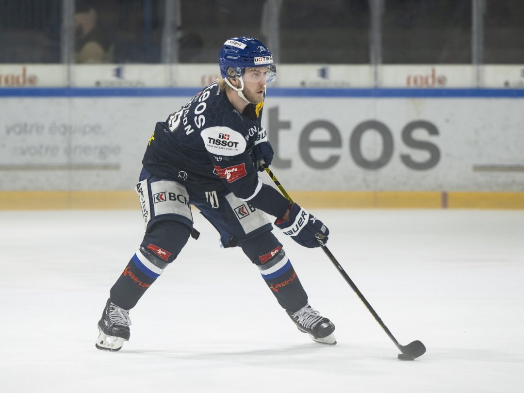 Axel Andersson, victime d'un geste dangereux sur la glace du HC Winterthour.