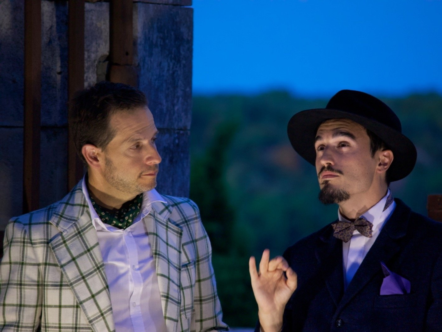 Vincent Steiner (à gauche) tient le rôle du docteur Knock et Joaquim Prat-Giral celui de Parpalais.