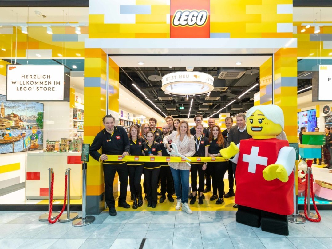 Le premier Lego Store de Suisse a officiellement été inauguré le 23 novembre dans le centre commercial de Glatt, à Wallisellen (ZH). Au centre, Karen Pascha-Gladyshev, directrice générale de Lego Europe centrale.