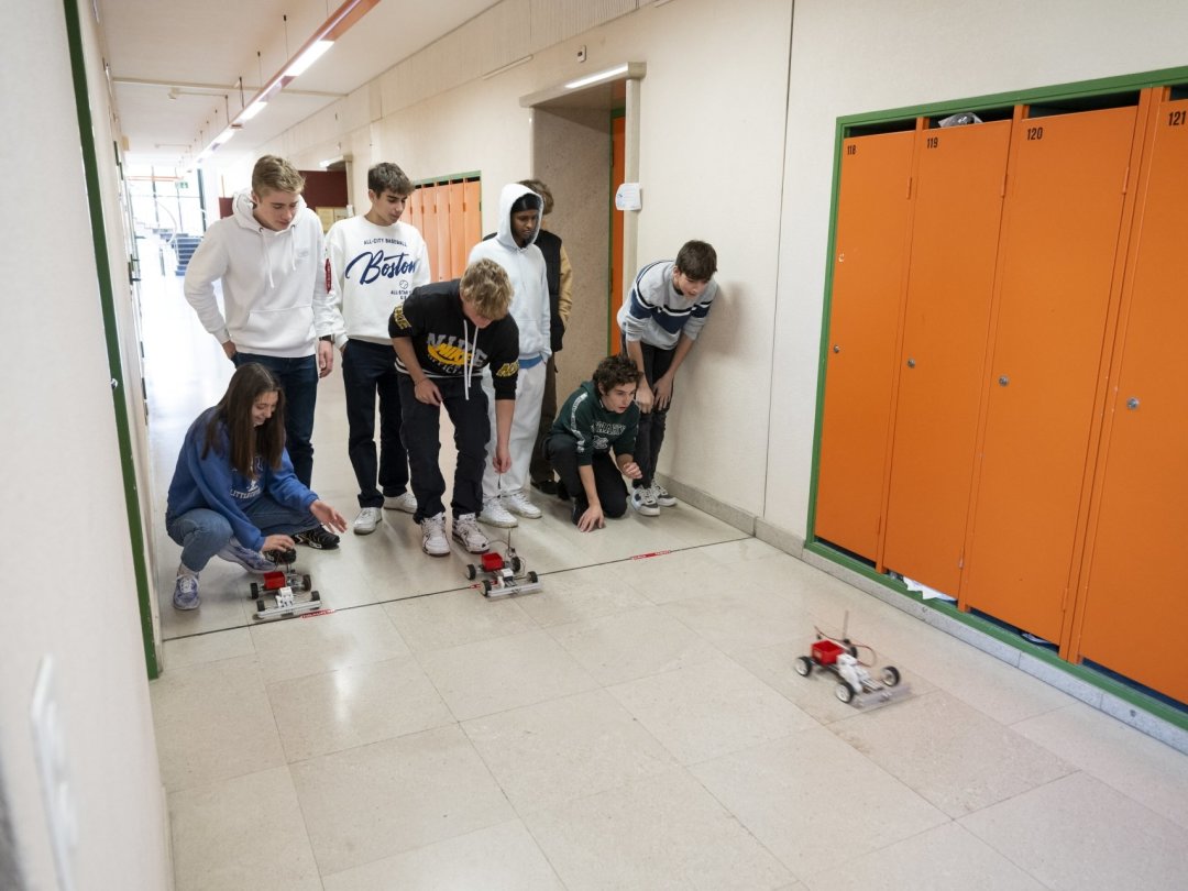 Parmi les 50 ateliers proposés, les élèves pouvaient consacrer 90 minutes à la construction d'un mini véhicule astronautique Rover. Et faire ensuite la course.
