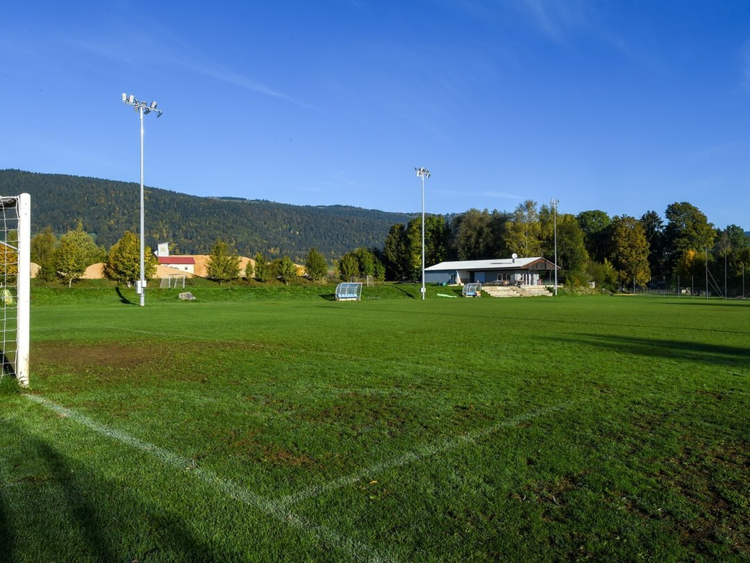Le BEG Stadium, où joue le FC Coffrane, est situé dans une zone de protection des eaux et des batraciens. A l'arrière plan, on remarque les gravières exploitées par Von Arx.