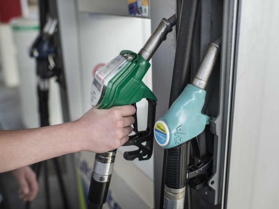 Le TCS a déjà constaté des différences de prix allant jusqu'à 30 centimes par litre selon les stations (image symbolique).