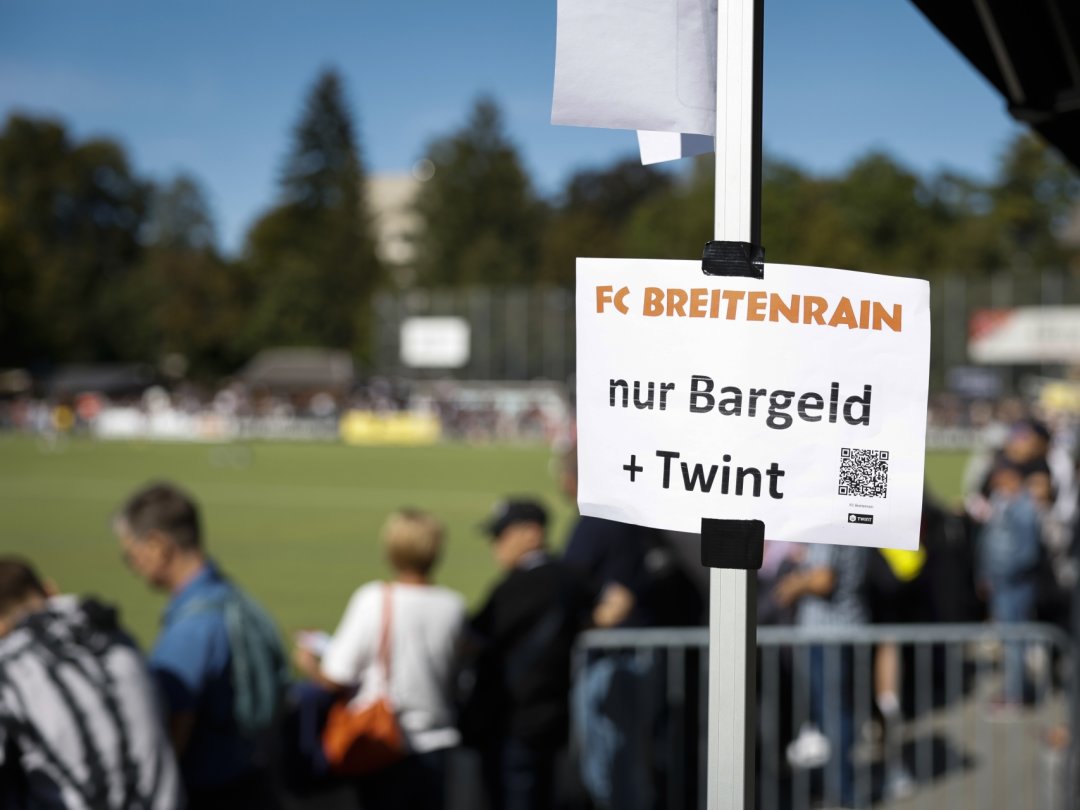 Lors de ce match de foot à Berne le 18 septembre, deux possibilités de paiement au stand de saucisses: espèces... et Twint.