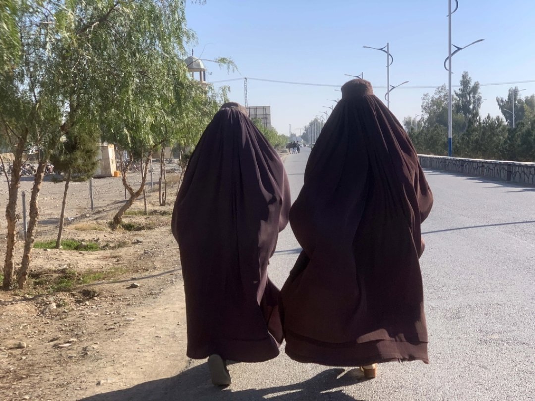 En Afghanistan, les femmes sont contraintes de se couvrir le visage et entièrement le corps.