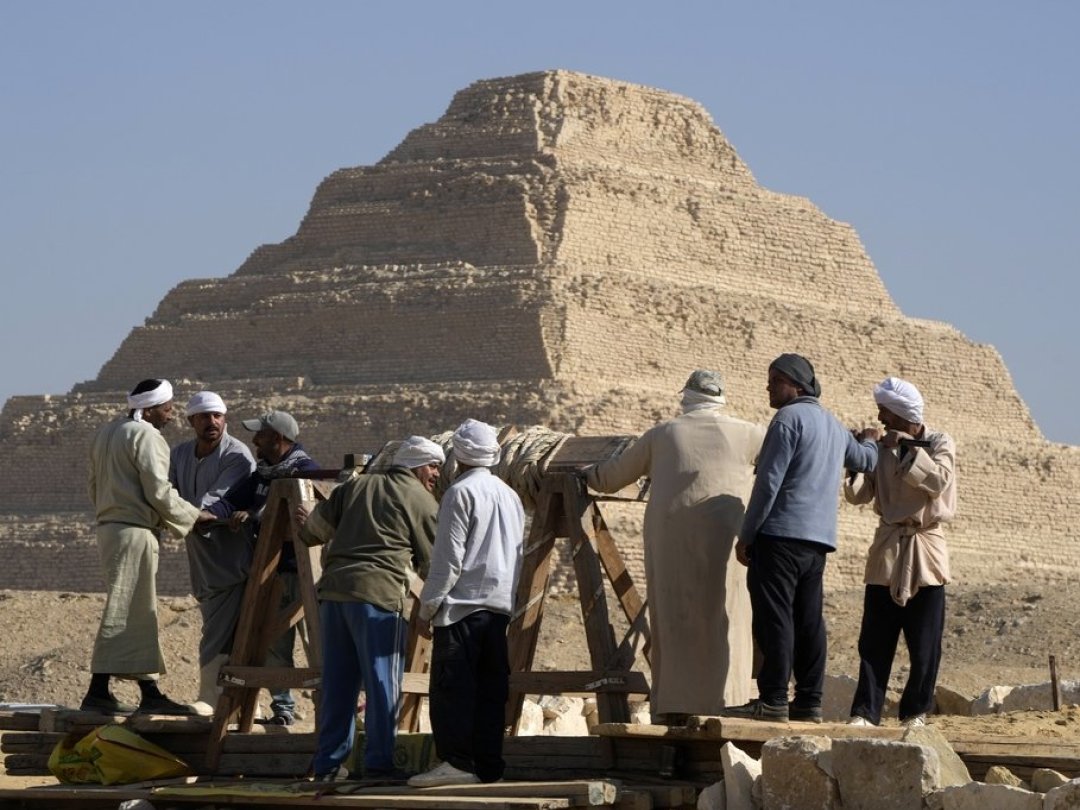 Des archéologues égyptiens creusent sur le site de la pyramide à degrés de Djoser à Saqqara, à 24 kilomètres (15 miles) au sud-ouest du Caire.