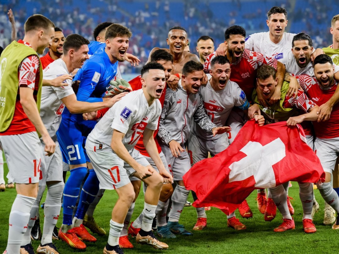 L'équipe de Suisse célèbre sa victoire face à la Serbie.