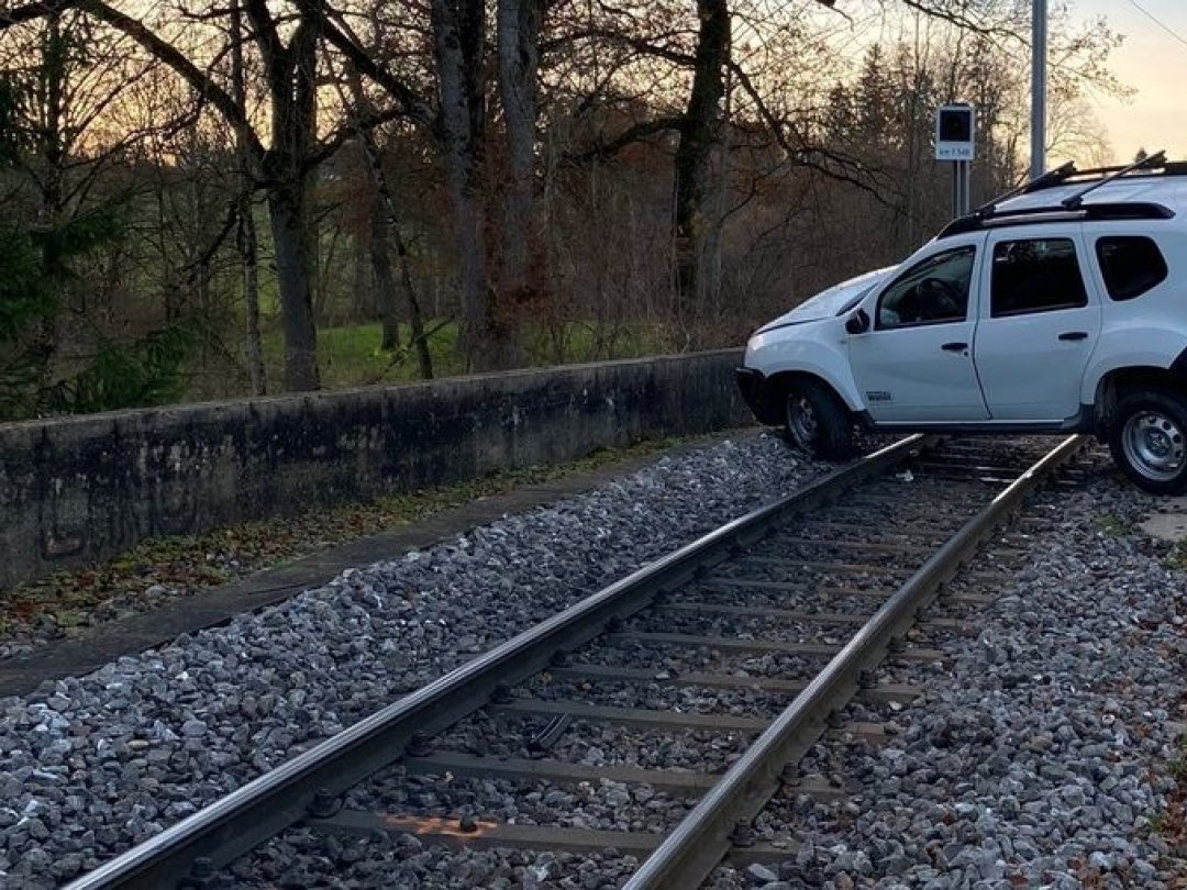 Il a fallu plus de deux heures pour évacuer la voiture qui a fini sa course sur la voie ferrée à Wängi (TG).