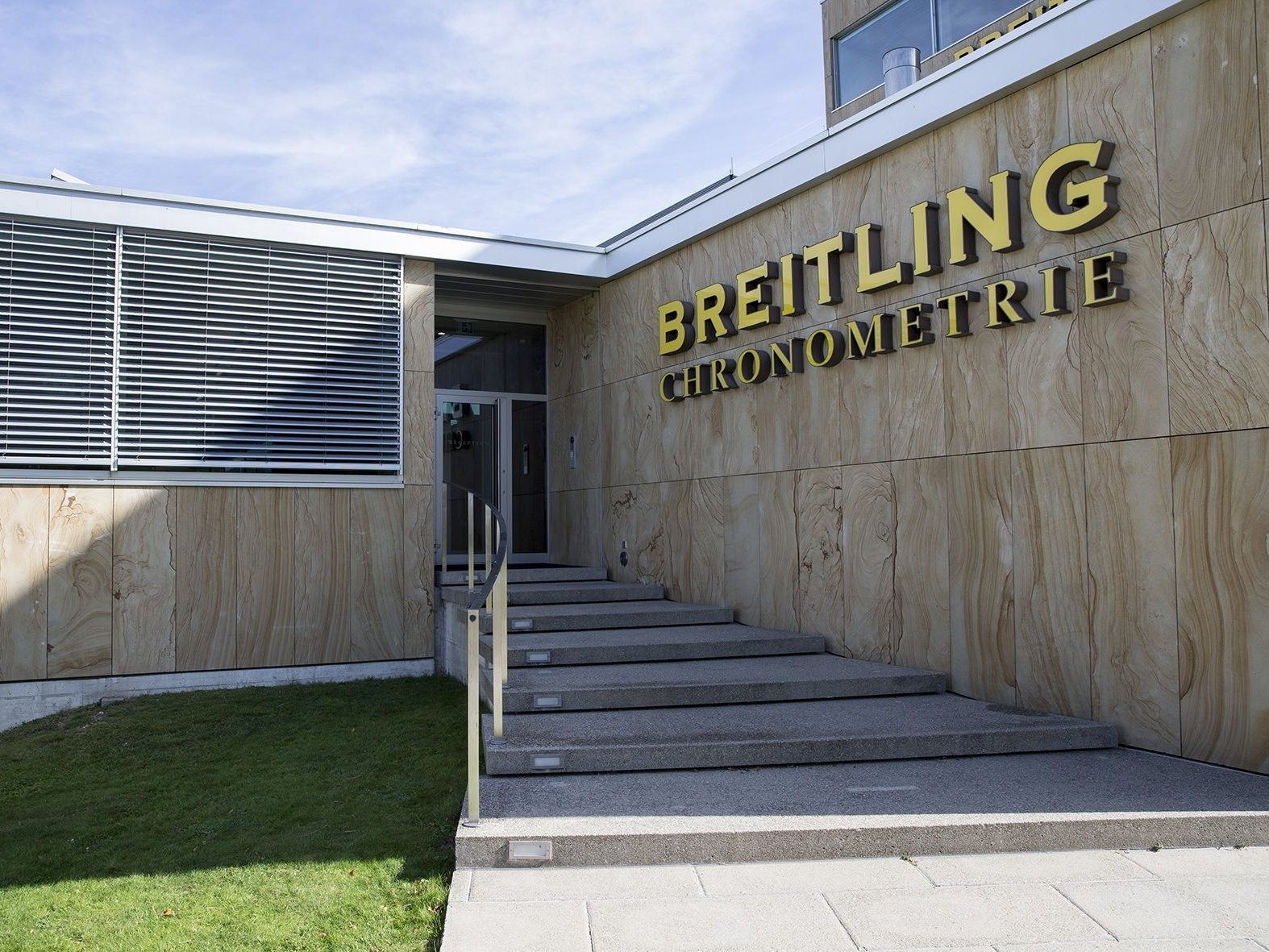 La marque est présente à La Chaux-de-Fonds à travers sa manufacture Breitling Chronométrie.