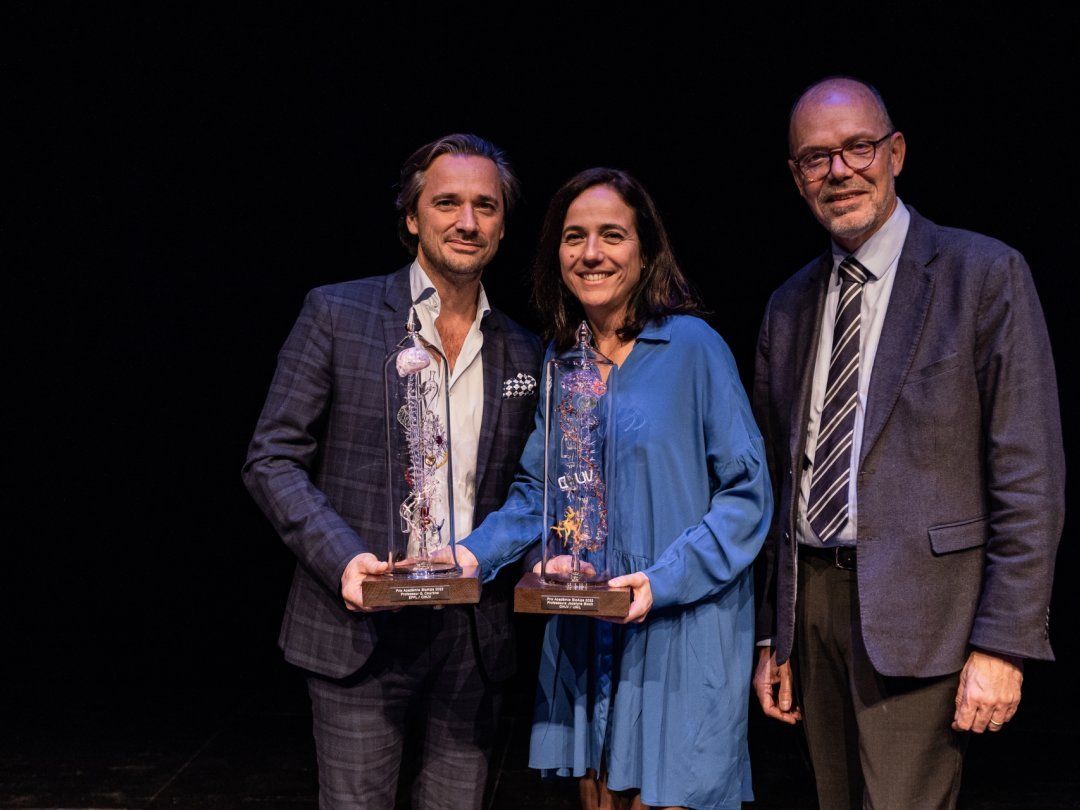 De droite à gauche, le professeur Antoine Geissbuhler, vice-recteur de l'Université de Genève, avec les professeurs Jocelyne Bloch et Grégoire Courtine, récipiendaires des prix BioAlps 2022.