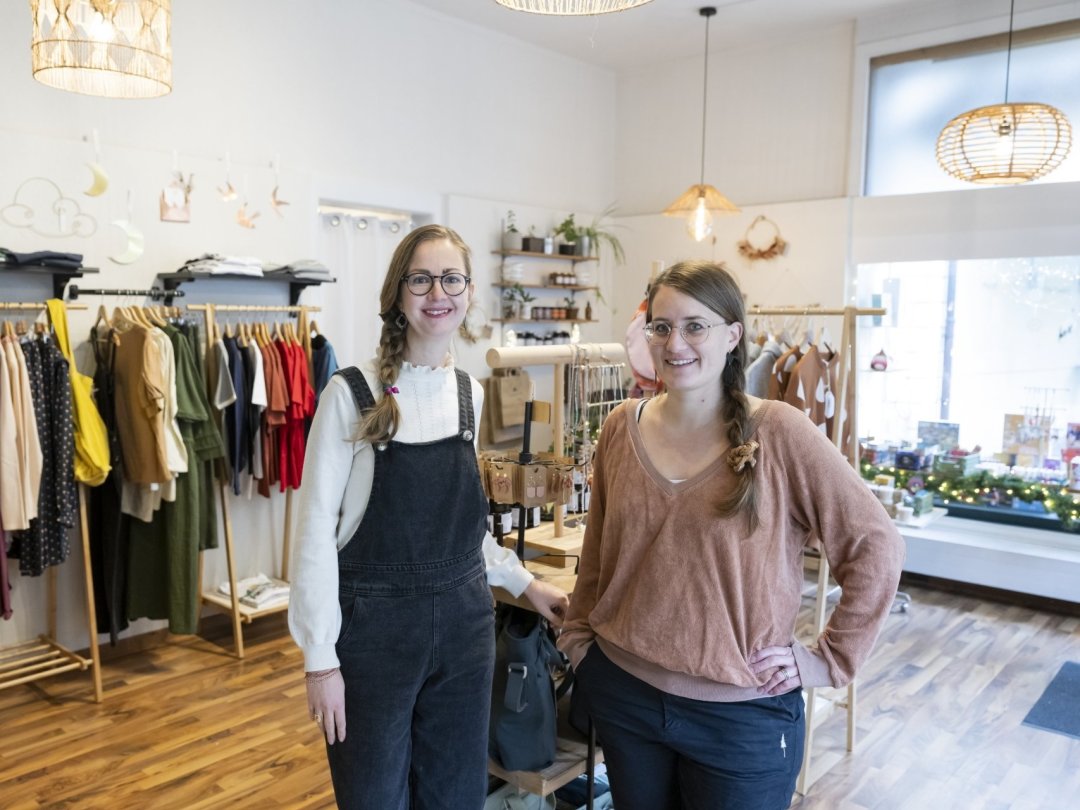 Hélène Kramer et Marjorie Schmidt (à gauche) sont les cogérantes de la boutique La Kaban à La Chaux-de-Fonds.