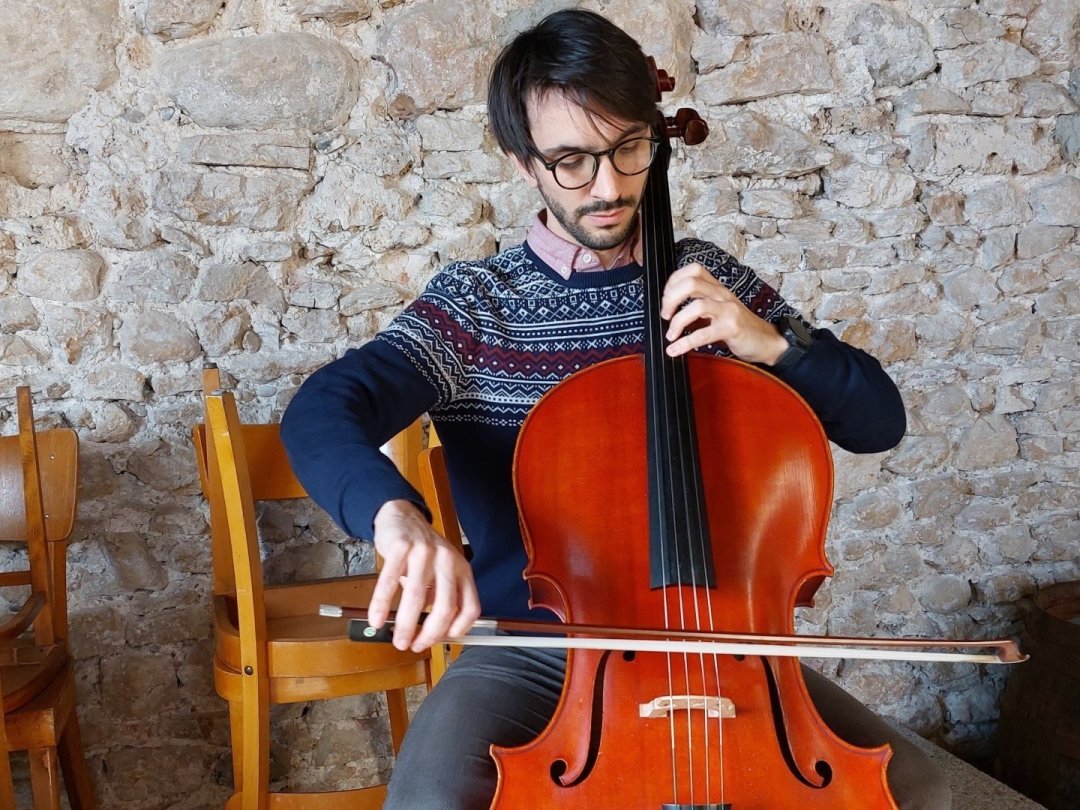 Le professeur Simon Cauchefer enseigne le violoncelle selon la méthode Suzuki.