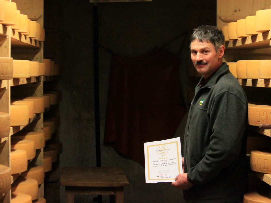 Dans sa petite cave, à Courtelary, Daniel Bühler commence à affiner ses fromages durant trois ou quatre mois, avant qu’ils ne partent du côté de Berthoud, chez Milka Käse AG.