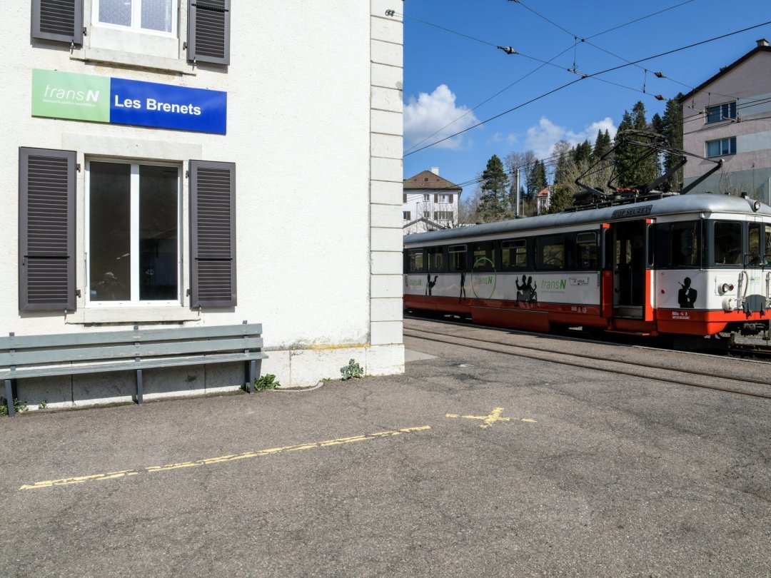 Le bus électrique, prévu pour remplacer le train reliant Le Locle aux Brenets en 2025, poursuivra sa course après la gare, jusqu'au bas du village, voire jusqu'à Villers-le-Lac.