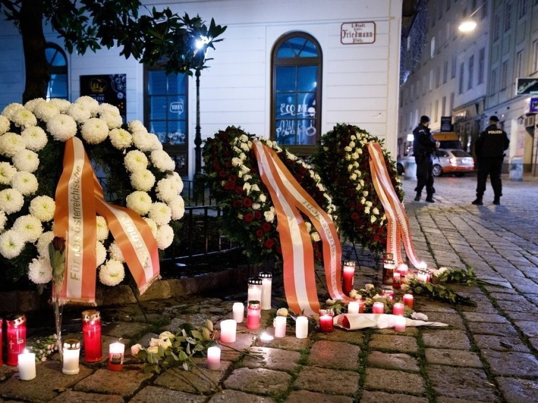 L'attentat avait provoqué une onde de choc dans tout le pays. Ici des couronnes déposées par le gouvernement autrichien près du lieu de la fusillade.