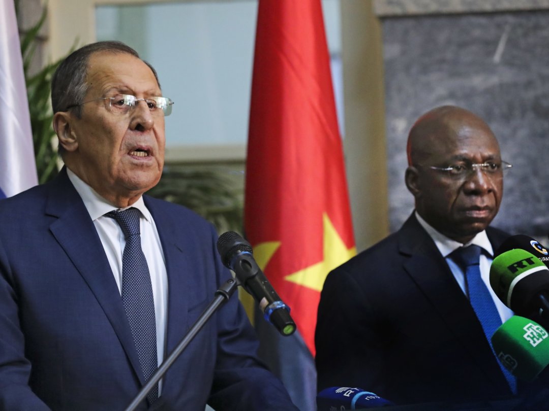 Entre fin janvier et février, le ministre russe des affaires étrangères, Sergei Lavrov (à gauche), a entamé une tournée diplomatique en Afrique. Il a notamment rencontré son homologue angolais Tete Antonio.