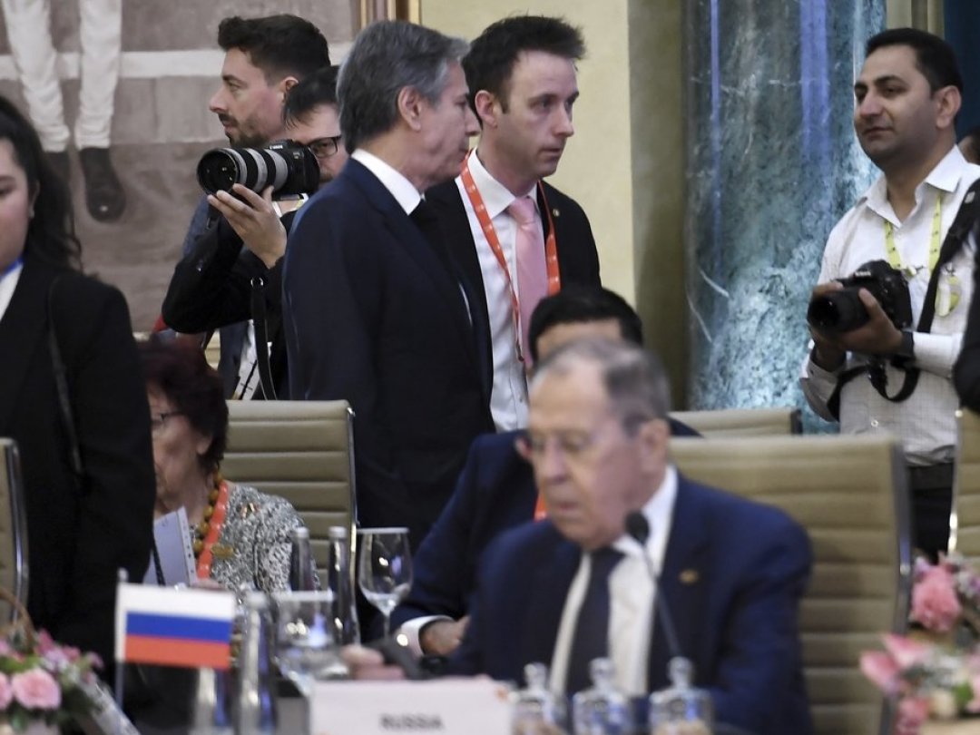 Les ministres des affaires étrangères russe et américain, Sergueï Lavrov (au premier plan) et Antony Blinken (en arrière-plan), se sont brièvement rencontrés au G20 à New Delhi, pour la première fois depuis le début de la guerre en Ukraine.